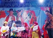 Penyerahan hadiah kepada para pemenang lomba dalam rangkaian Kriyaan Lansia Kota Bekasi.