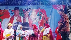 Penyerahan hadiah kepada para pemenang lomba dalam rangkaian Kriyaan Lansia Kota Bekasi.