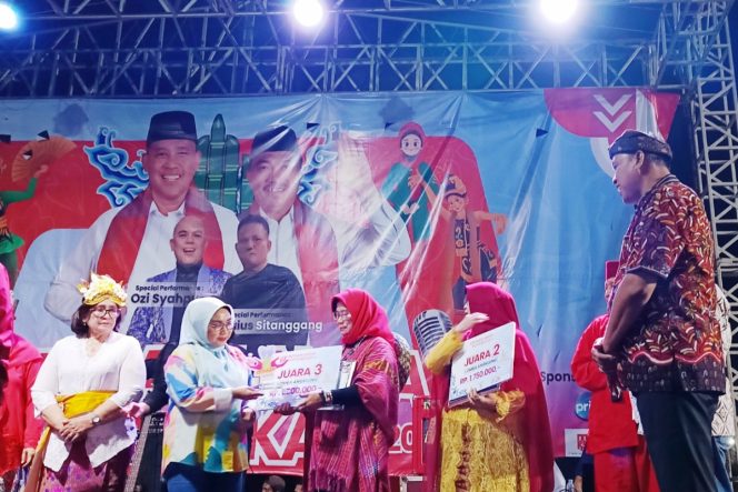 
					Penyerahan hadiah kepada para pemenang lomba dalam rangkaian Kriyaan Lansia Kota Bekasi.