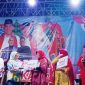 Penyerahan hadiah kepada para pemenang lomba dalam rangkaian Kriyaan Lansia Kota Bekasi.