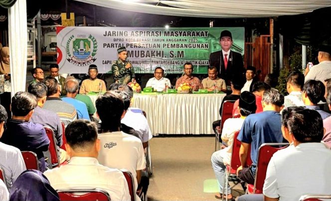 
					Anggota DPRD Kota Bekasi Mubakhir saat menggelar reses di Mustikajaya.