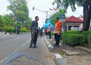 Ketua DPRD Kota Bekasi meninjau jalan rusak di depan gedung wakil rakyat.