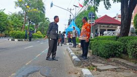 Ketua DPRD Kota Bekasi meninjau jalan rusak di depan gedung wakil rakyat.