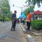 Ketua DPRD Kota Bekasi meninjau jalan rusak di depan gedung wakil rakyat.