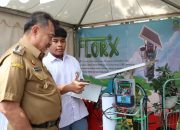 Wakil Wali Kota Bekasi Abdul Harris Bobihoe tengah melihat hasil karya inovasi anak-anak Bekasi.