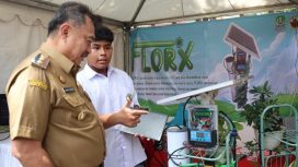 Wakil Wali Kota Bekasi Abdul Harris Bobihoe tengah melihat hasil karya inovasi anak-anak Bekasi.