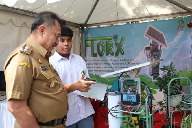 
					Wakil Wali Kota Bekasi Abdul Harris Bobihoe tengah melihat hasil karya inovasi anak-anak Bekasi.