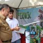 Wakil Wali Kota Bekasi Abdul Harris Bobihoe tengah melihat hasil karya inovasi anak-anak Bekasi.