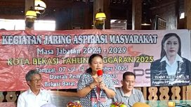 Politisi PSI, Yenny Kristianti, saat menggelar agenda reses di Jakasampurna, Bekasi Barat, Senin (10/11/2025).