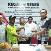 Anggota DPRD Kota Bekasi dari Fraksi PDIP, Anim Imamuddin (paling kanan) saat menerima aspirasi dari warga saat reses.