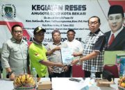 Anggota DPRD Kota Bekasi dari Fraksi PDIP, Anim Imamuddin (paling kanan) saat menerima aspirasi dari warga saat reses.