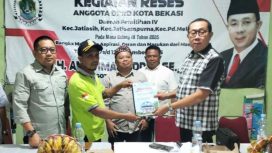 Anggota DPRD Kota Bekasi dari Fraksi PDIP, Anim Imamuddin (paling kanan) saat menerima aspirasi dari warga saat reses.