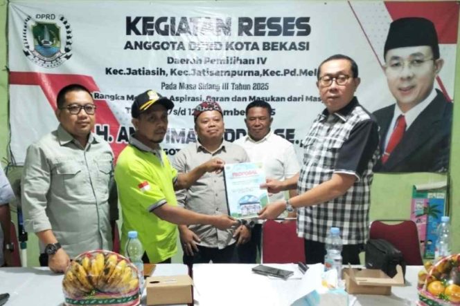 
					Anggota DPRD Kota Bekasi dari Fraksi PDIP, Anim Imamuddin (paling kanan) saat menerima aspirasi dari warga saat reses.