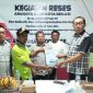 Anggota DPRD Kota Bekasi dari Fraksi PDIP, Anim Imamuddin (paling kanan) saat menerima aspirasi dari warga saat reses.