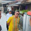 Anggota DPRD Kota Bekasi Dariyanto saat meninjau pembangunan lingkungan di Durenjaya Bekasi Timur.