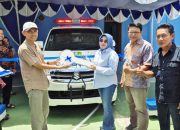 Anggota DPRD Kota Bekasi Evi Mafriningsianti menyerahkan sebuah unit ambulan secara simbolis kepada warga.
