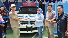 Anggota DPRD Kota Bekasi Evi Mafriningsianti menyerahkan sebuah unit ambulan secara simbolis kepada warga.