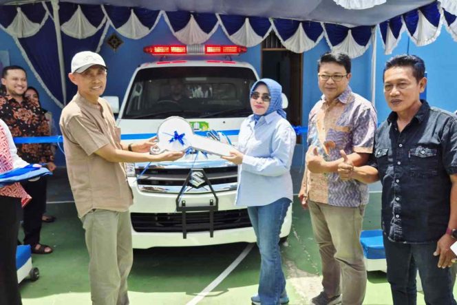 
					Anggota DPRD Kota Bekasi Evi Mafriningsianti menyerahkan sebuah unit ambulan secara simbolis kepada warga.
