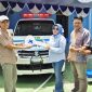 Anggota DPRD Kota Bekasi Evi Mafriningsianti menyerahkan sebuah unit ambulan secara simbolis kepada warga.