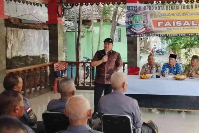 
					Wakil Ketua II DPRD Kota Bekasi Faisal saat menjaring aspirasi di Pondokgede.