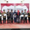 Pj Sekda Kabupaten Bekasi Ida Farida berfoto bersama dalam acara pelantikan RT/RW di Tambun Selatan.