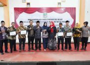 Pj Sekda Kabupaten Bekasi Ida Farida berfoto bersama dalam acara pelantikan RT/RW di Tambun Selatan.