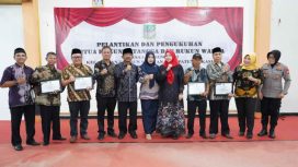Pj Sekda Kabupaten Bekasi Ida Farida berfoto bersama dalam acara pelantikan RT/RW di Tambun Selatan.