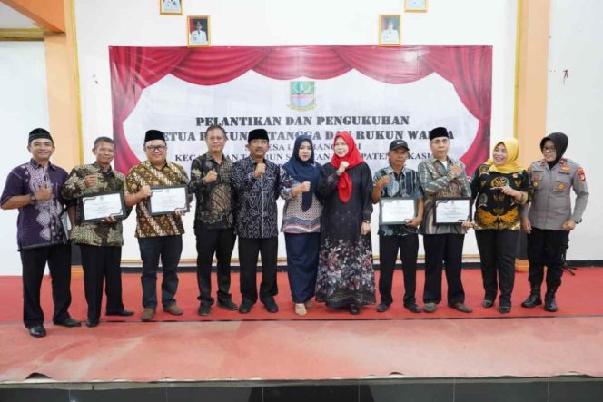 
					Pj Sekda Kabupaten Bekasi Ida Farida berfoto bersama dalam acara pelantikan RT/RW di Tambun Selatan.