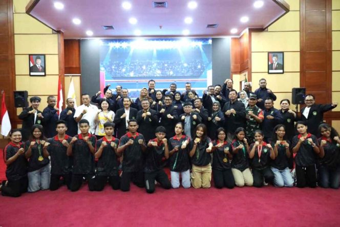 
					Foto bersma Pertina Kota Bekasi dengan Wakil Wali Kota Bekasi Abdul Harris Bobihoe.