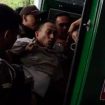 Tangkapan layar video Mantan Dirut PT ABB berinisial IH dinaikan ke mobil tahanan secara paksa.