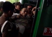 Tangkapan layar video Mantan Dirut PT ABB berinisial IH dinaikan ke mobil tahanan secara paksa.