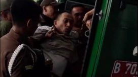 Tangkapan layar video Mantan Dirut PT ABB berinisial IH dinaikan ke mobil tahanan secara paksa.