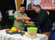 Ketua DPRD Kota Bekasi Sardi Efendi menyerahkan potongan tumpeng dalam acara reses di Perumahan Pondok Sani.
