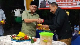 Ketua DPRD Kota Bekasi Sardi Efendi menyerahkan potongan tumpeng dalam acara reses di Perumahan Pondok Sani.