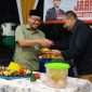 Ketua DPRD Kota Bekasi Sardi Efendi menyerahkan potongan tumpeng dalam acara reses di Perumahan Pondok Sani.
