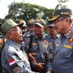 Wakil Wali Kota Bekasi Abdul Harris Bobihoe menyapa salah satu anggota Satlinmas berusia lanjut yang masih tetap setia bertugas.