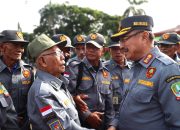 Wakil Wali Kota Bekasi Abdul Harris Bobihoe menyapa salah satu anggota Satlinmas berusia lanjut yang masih tetap setia bertugas.