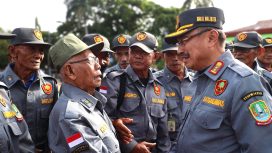 Wakil Wali Kota Bekasi Abdul Harris Bobihoe menyapa salah satu anggota Satlinmas berusia lanjut yang masih tetap setia bertugas.