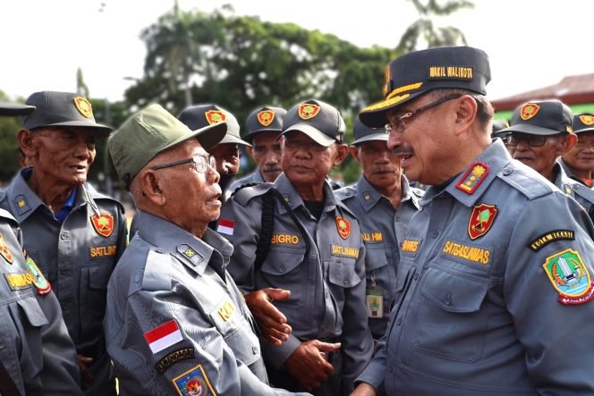 
					Wakil Wali Kota Bekasi Abdul Harris Bobihoe menyapa salah satu anggota Satlinmas berusia lanjut yang masih tetap setia bertugas.