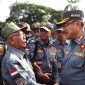 Wakil Wali Kota Bekasi Abdul Harris Bobihoe menyapa salah satu anggota Satlinmas berusia lanjut yang masih tetap setia bertugas.