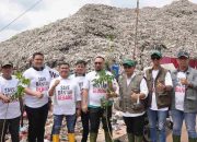 Anggota DPRD Kota Bekasi Sarwin Edi Syaputra (tiga dari kiri) bersama para anggota dewan lain saat melakukan aksi penanaman pohon di Bantargebang.