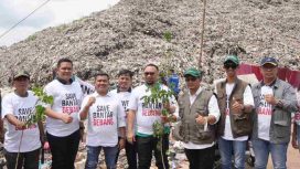 Anggota DPRD Kota Bekasi Sarwin Edi Syaputra (tiga dari kiri) bersama para anggota dewan lain saat melakukan aksi penanaman pohon di Bantargebang.
