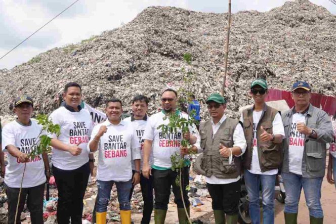 
					Anggota DPRD Kota Bekasi Sarwin Edi Syaputra (tiga dari kiri) bersama para anggota dewan lain saat melakukan aksi penanaman pohon di Bantargebang.
