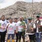 Anggota DPRD Kota Bekasi Sarwin Edi Syaputra (tiga dari kiri) bersama para anggota dewan lain saat melakukan aksi penanaman pohon di Bantargebang.