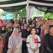 Ketua DPD PSI Kota Bekasi yang juga Anggota DPRD Kota Bekasi, Tanti Herawati berfoto bersama warga dalam agenda Reses III Tahun 2025.