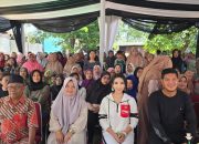 Ketua DPD PSI Kota Bekasi yang juga Anggota DPRD Kota Bekasi, Tanti Herawati berfoto bersama warga dalam agenda Reses III Tahun 2025.