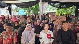 Ketua DPD PSI Kota Bekasi yang juga Anggota DPRD Kota Bekasi, Tanti Herawati berfoto bersama warga dalam agenda Reses III Tahun 2025.