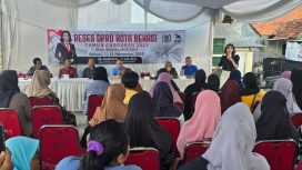 Anggota DPRD Kota Bekasi Tanti Herawati saat menjaring aspirasi warga di Bekasi Timur.