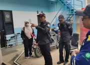 Petugas DLH Kota Bekasi saat mendatangi lokasi dapur MBG yang diduga membuang limbah sembarangan.