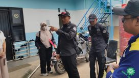 Petugas DLH Kota Bekasi saat mendatangi lokasi dapur MBG yang diduga membuang limbah sembarangan.